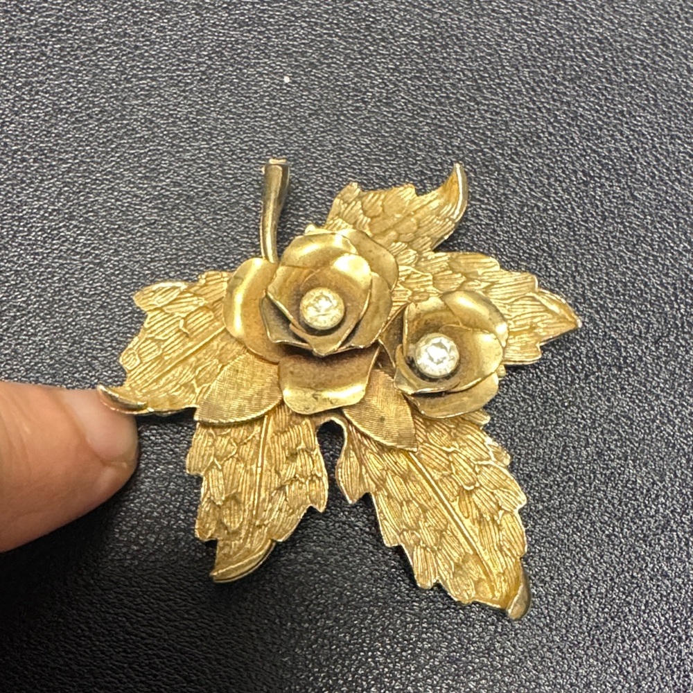 Elegant Gold Floral Brooch